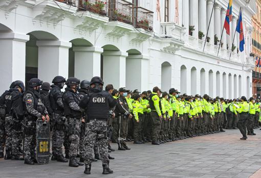 The special forces and the national police have been deployed this Tuesday in the surroundings of the presidential palace in Quito with the motive of the strike called
