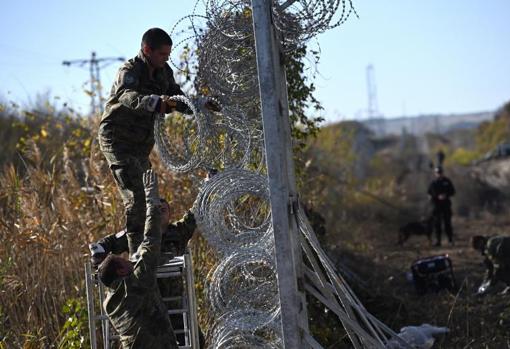 Soldados búlgaras reparan una valla cerca de Matochina, en la frontera con Turquía