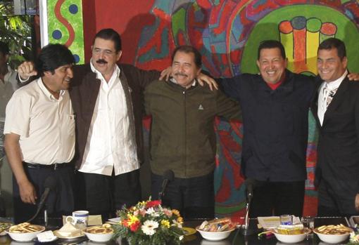 Manuel Zelaya (el segundo por la izquierda), en 2009, acompañado por los entonces presidentes de Bolivia, Evo Morales; de Nicaragua, Daniel Ortega; de Venezuela, Hugo Chavez, y de Ecuador, Rafael Correa, en un acto bolivariano celebrado en Managua