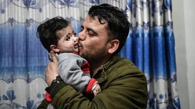 La odisea del bebé perdido en el caos de Kabul y rescatado por un taxista