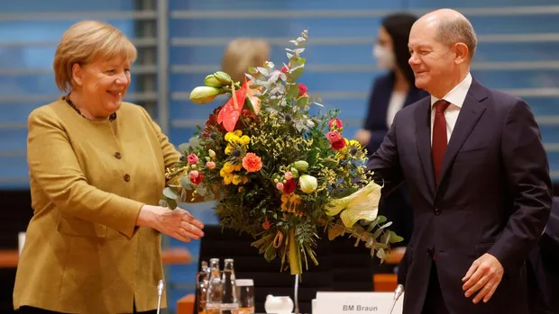 Duras críticas contra Scholz por dinamitar el capital político de Merkel