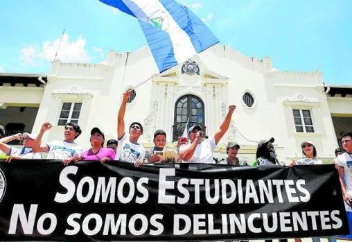 Estudiantes nicaragüenses en León marchan por la «autonomía universitaria», en julio de 2018