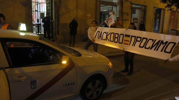 Casi 70 taxistas madrileños regresan a España con 135 refugiados ucranianos