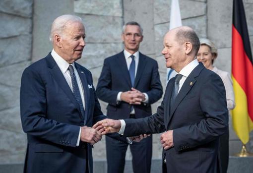 Biden conversa con el alemán Scholz en presencia de Von der Leyen y Stoltenberg