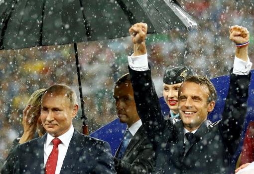 Vladímir Putin y Emmanuel Macron, durante la presentación durante la Copa del Mundo en el Estadio Luzhniki en Moscú