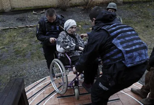 Las fuerzas ucranianas evacúan a una anciana en Irpín