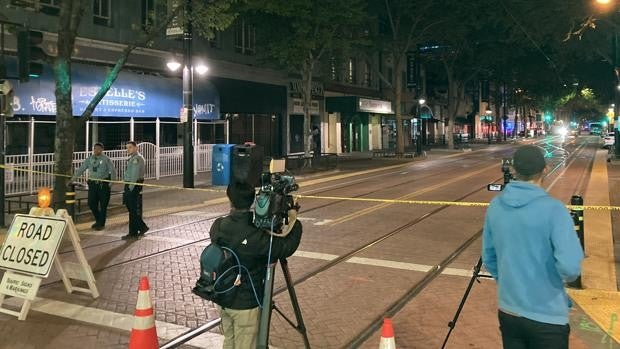 Imagen de la calle cortada tras el tiroteo en el centro de Sacramento