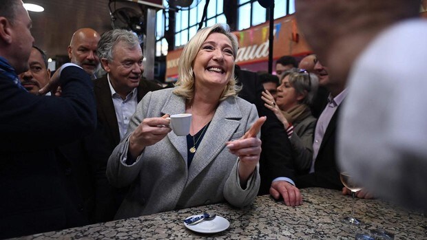 Le Pen se sitúa a solo dos puntos de Macron en los sondeos