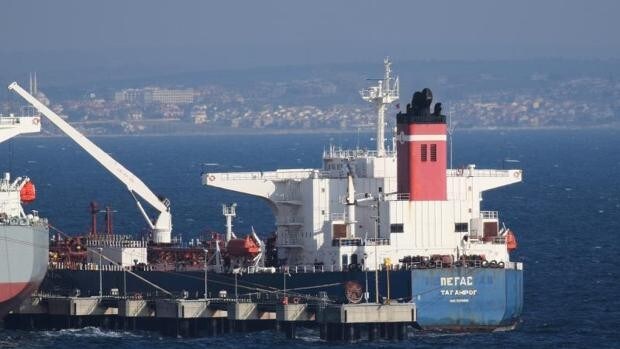 Grecia confisca un petrolero ruso con 19 tripulantes a bordo por las sanciones tras la invasión de Ucrania