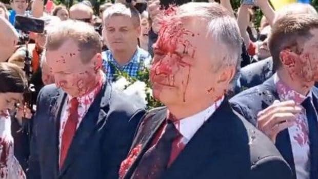 Un grupo de activistas le tira pintura roja al embajador ruso en Polonia como protesta por la guerra en Ucrania