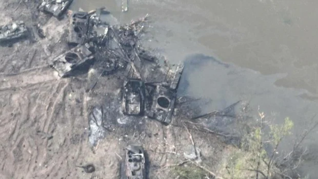 Ucrania destruye parte de una columna acorazada rusa que intentaba cruzar un río en el Donbass