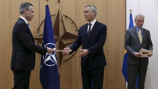 Finlandia y Suecia entregan «en mano» a la OTAN su solicitud formal para integrarse en la Alianza