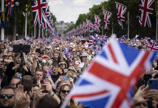 El primer día del Jubileo de Platino congregó ayer a miles de personas en el centro de Londres