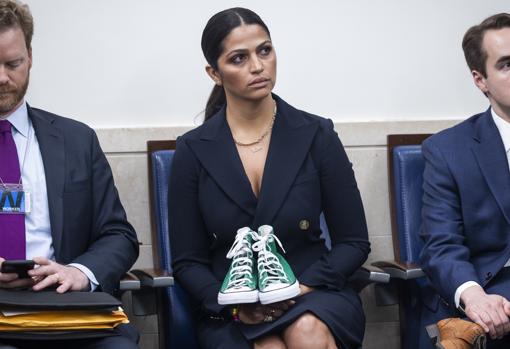 La mujer del actor, la modelo Camila Alves, con las zapatillas verdes de Maite Rodríguez, una de las víctimas de la matanza de Uvalde