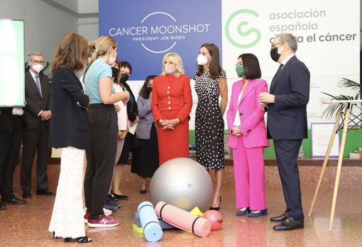 La Reina y Jill Biden asisten a las explicaciones en la unidad de ejercicio físico oncológico para pacientes