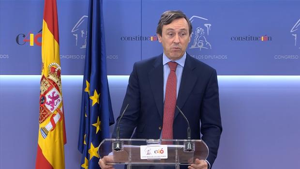 El portavoz del grupo parlamentario Rafael Hernando comparece ante los medios