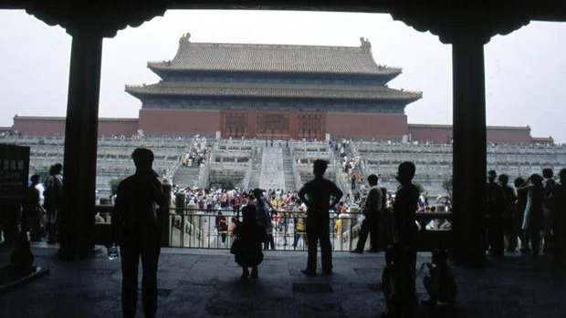 Saló de la Preservació de l'Harmonia (façana nord) des de la porta que dóna accés a al Palau de la Puresa Celestial, límit entre la Cort Anterior i Interior