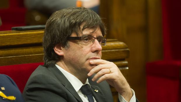El presidente de la Generalitat, Carles Puigdemont,, durante el Pleno en el Parlament
