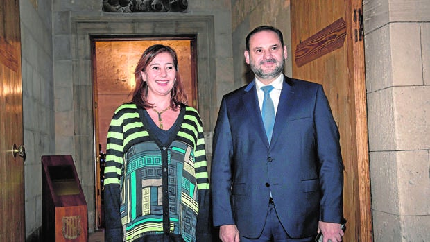Francina Armengol junto a José Luis Ábalos