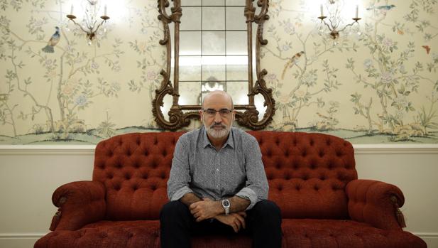 Fernando Aramburu, durante una entrevista tras publicar «Patria»