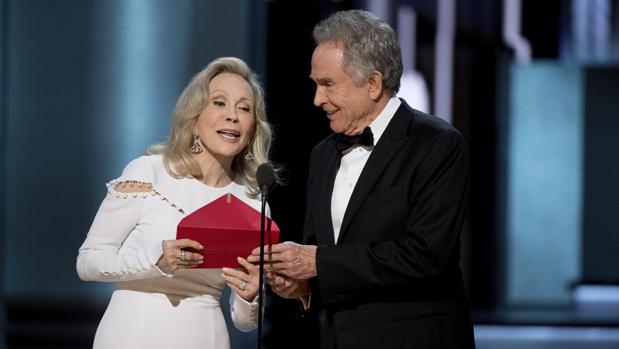 Faye Dunaway y Warren Beatty, durante la ceremonia de los Oscar