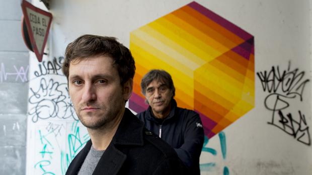 Raúl Arévalo, con Agustín Díaz Yanes al fondo, posan para ABC antes de la entrevista