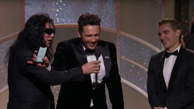Momento en que James Franco aparta del micrófono a Wiseau, ante la mirada de Dave Franco