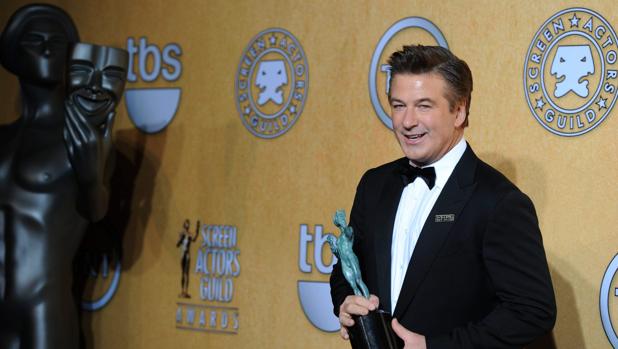 Alec Baldwin sale en defensa de Woody Allen