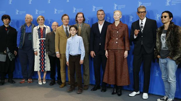 Wes Anderson, con todo el reparto de la película, que le ha acompañado en su estreno berlinés