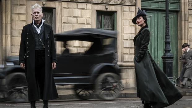 Johnny Depp como Gellert Grinderwald y Poppy Corby-Tuech como Vinda Rosier en Animales fantásticos y dónde encontrarlos 2: Los crímenes de Grindelwald