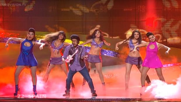 Rodolfo Chikilicuatre (en el centro), interpreta «Baila el Chiki Chiki», con Silvia Abril a la derecha de la imagen