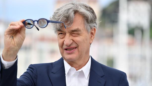 Wim Wenders posa en Cannes durante la presentación de su documental sobre el Papa Francisco