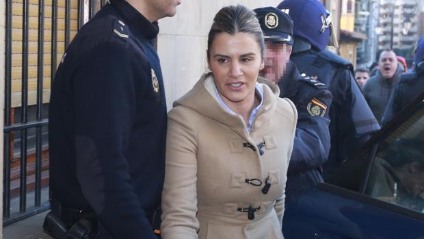 Miriam, la viuda de Roberto Larralde, entrando en el juzgado de León