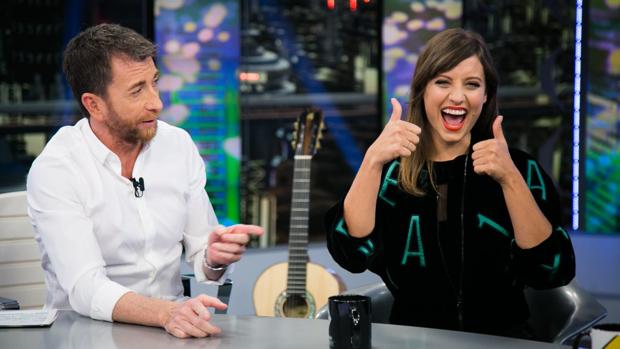Pablo Motos, con Michelle Jenner en «El hormiguero»