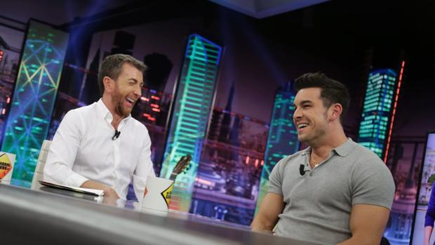 Mario Casas y Pablo Motos, en «El hormiguero»