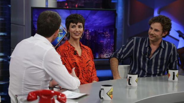 Úrsula Corberó y Álvaro Cervantes, junto a Pablo Motos en «El hormiguero»
