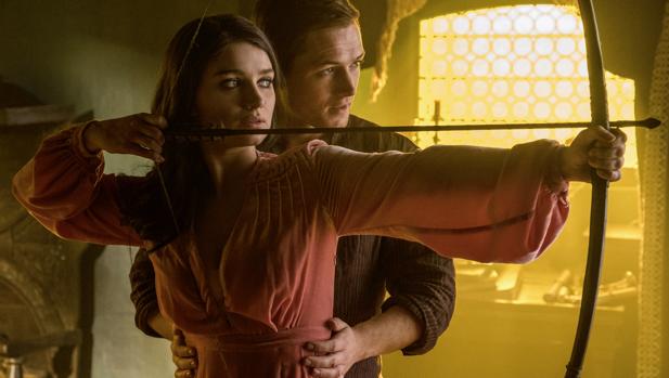 Taron Egerton da clases con el arco a Eve Hewson