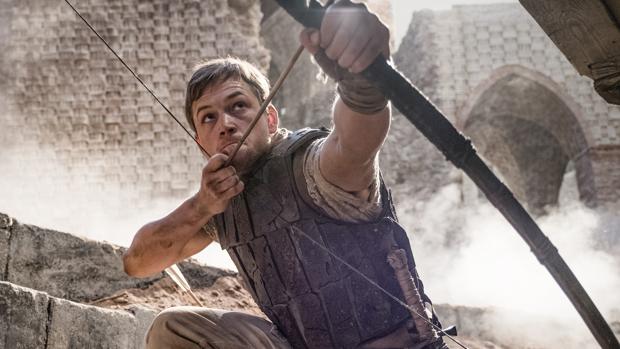 Escena de Robin Hood, con Taron Egerton
