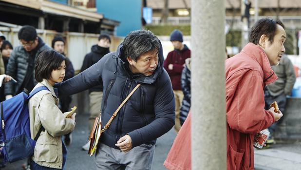 Hirokazu Koreeda, durante el rodaje «Un asunto de familia»