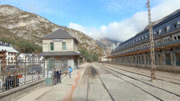 Estación de tren que recorre «El viaje», emitido anoche en Aragón TV