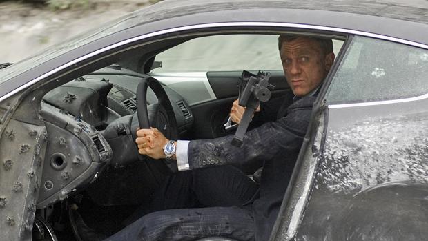 Daniel Craig, con un Aston Martin destrozado como James Bond