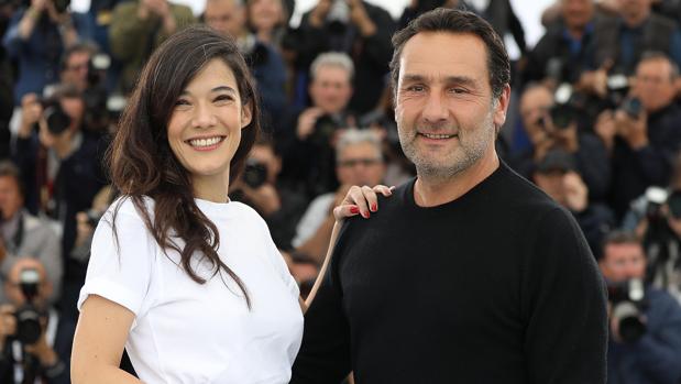 Gilles Lellouche (i), director de «El gran baño», junto con Mélanie Doutey, una de sus protagonistas, en el Festival de Cannes