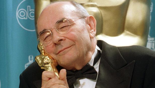 Stanley Donen, con el Oscar honorífico que recibió en 1998