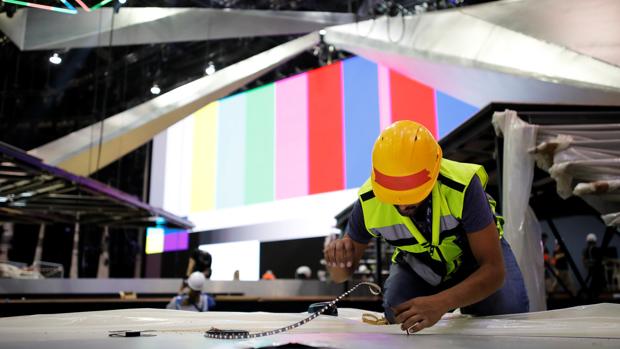 Los obreros trabajan en la construcción del escenario en Tel Aviv