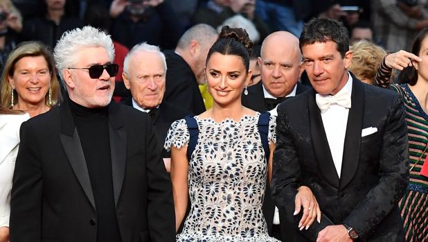 Almodóvar, junto a Penélope Cruz y Antonio Banderas