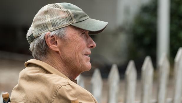 Clint Eastwood, en la silla de director de su anterior filme, «Mula»