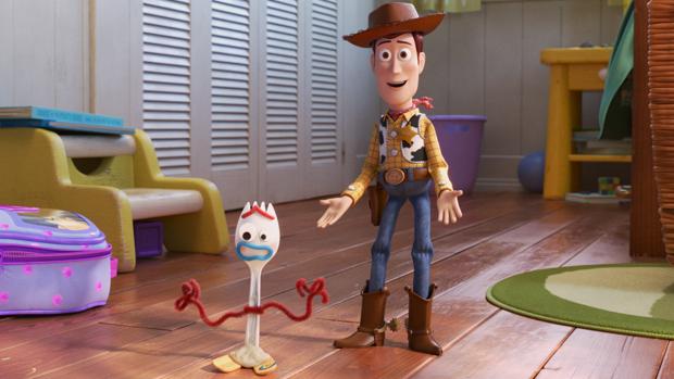 Woody presenta a sus compañeros a Forky, el nuevo juguete favorito de Boonie