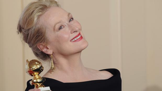 Meryl Streep posa con el Globo de oro a mejor actriz de comedia por «Julie & Julia», en 2010