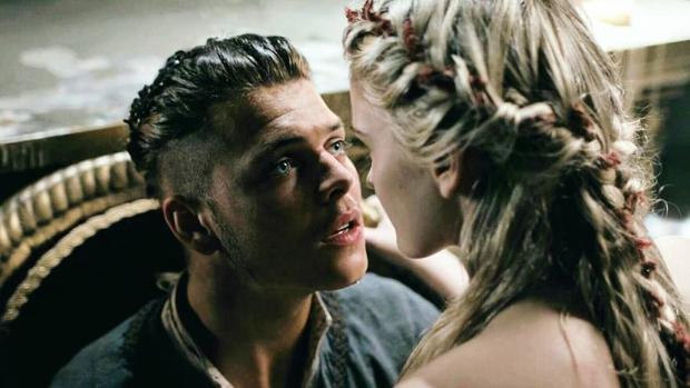 Ivar, junto a Freydis en «Vikingos»