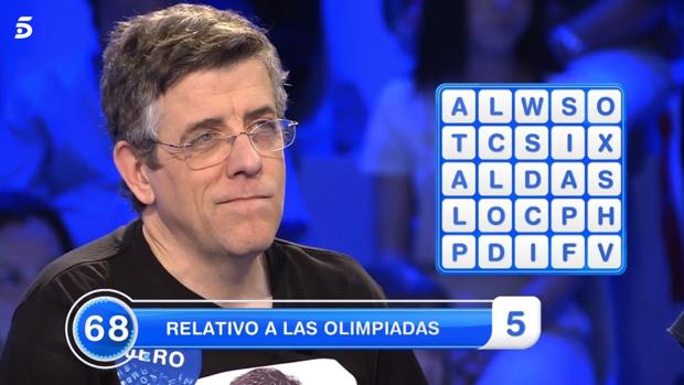 Jero, tratando de completar una «Sopa de Letras» en «Pasapalabra»